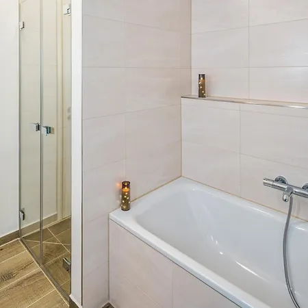 Апартаменты Am Grossen Garten - Terrasse & Parkplatz -8 Personen Дрезден